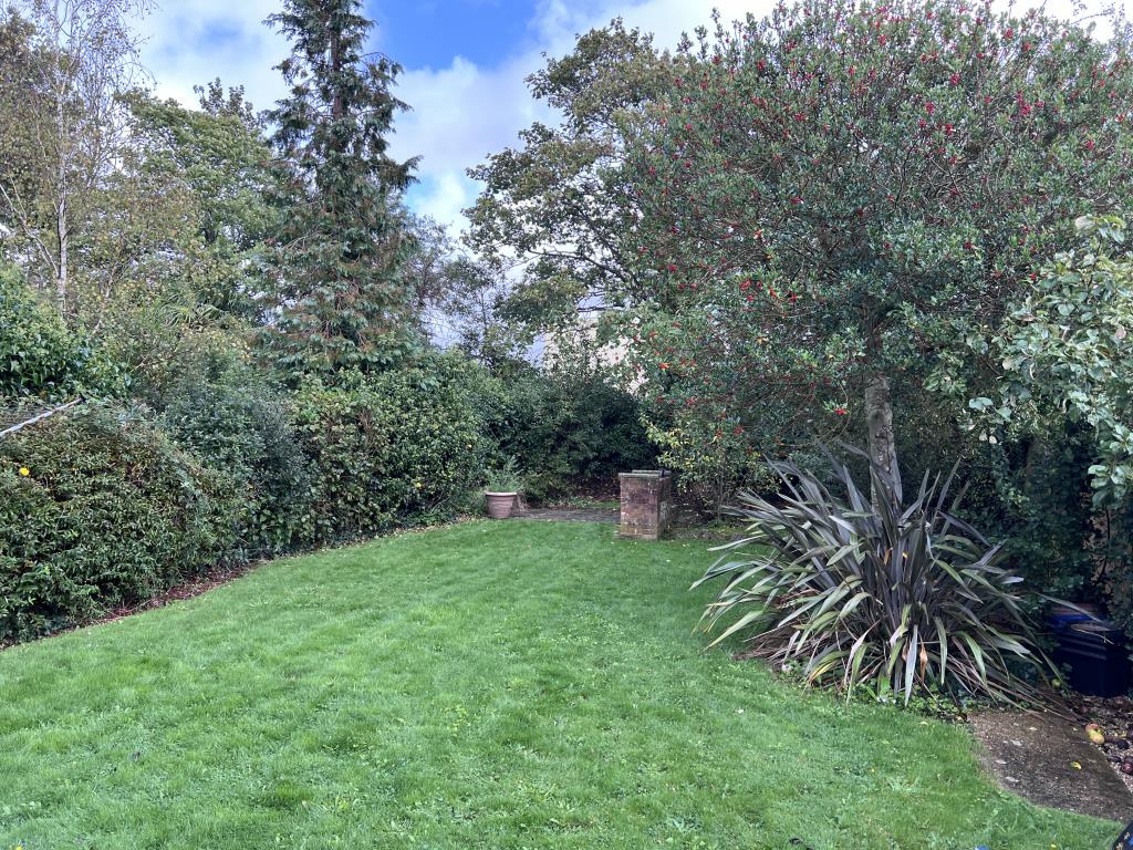 Lot: 75 - SEMI-DETACHED HOUSE WITH POTENTIAL - Garden with grass lawn and shrubs to side